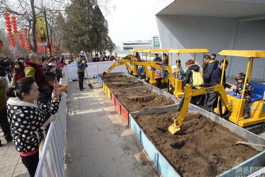 混凝土、娃娃版挖掘機(jī)、起重機(jī)