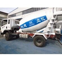 專業(yè)生產(chǎn)小型混凝土罐車，億立實(shí)業(yè)2m3攪拌罐車