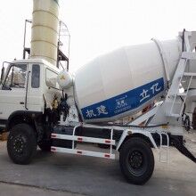 河南攪拌罐車生產(chǎn)廠家，億立實(shí)業(yè)4m3混凝土罐車專賣